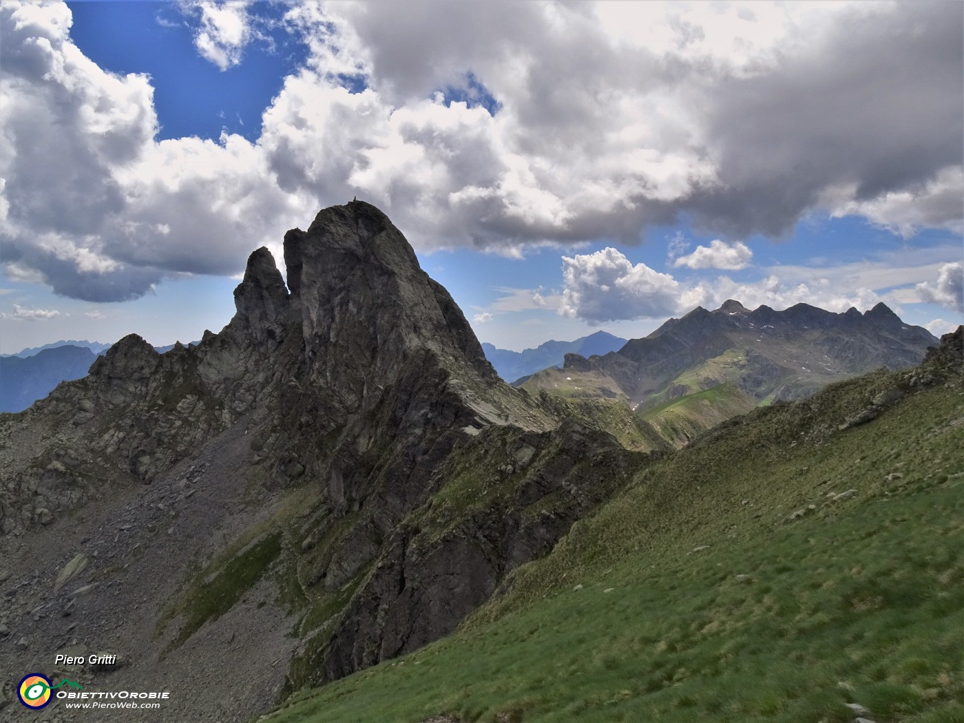 51 Cima Valletto con a dx costiera Tre Signori-Pizzo Trona.JPG